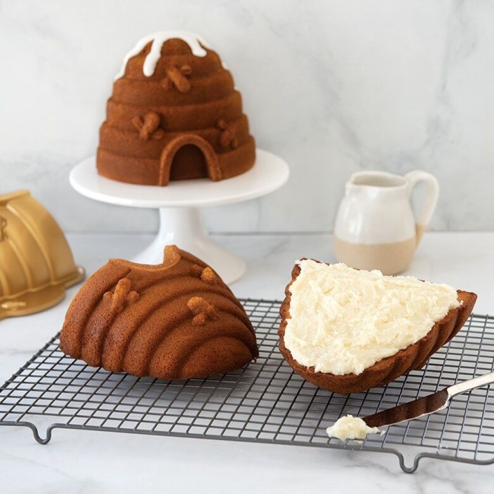  Nordic Ware 3-D Beehive Cake Pan